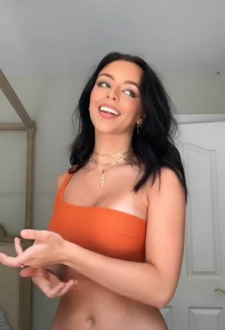 3. Sexy Eliza Minor Shows Cleavage in Orange Crop Top and Bouncing Tits