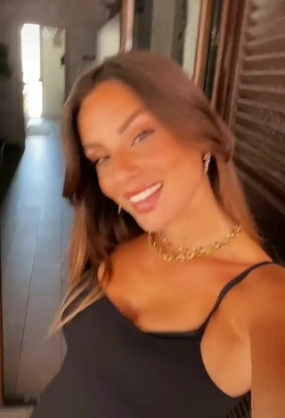 Hot Emily Pallini Shows Cleavage