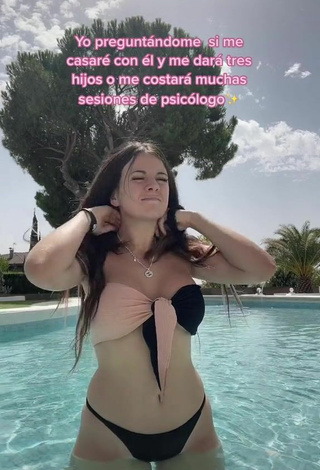 Sexy Gigiis Shows Cleavage in Bikini at the Swimming Pool