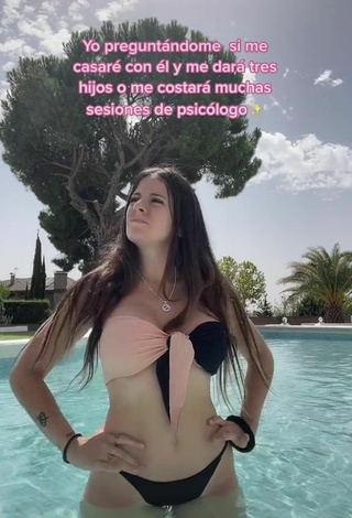 4. Sexy Gigiis Shows Cleavage in Bikini at the Swimming Pool