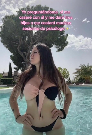 5. Sexy Gigiis Shows Cleavage in Bikini at the Swimming Pool