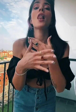 2. Sultry Giulia Penna Shows Cleavage in Black Crop Top on the Balcony