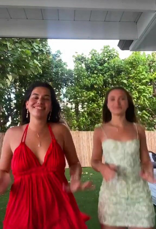 3. Sweetie Hannah Meloche Shows Cleavage