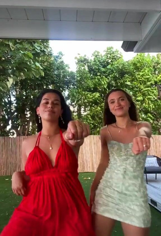 4. Sweetie Hannah Meloche Shows Cleavage