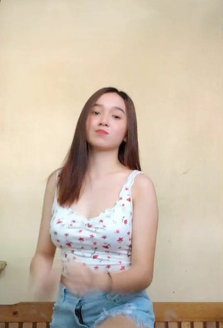 5. Titillating Hannah Dela Vega Shows Cleavage in Crop Top