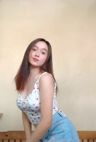 6. Titillating Hannah Dela Vega Shows Cleavage in Crop Top