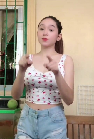 2. Sexy Hannah Dela Vega Shows Cleavage in Crop Top