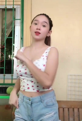 3. Sexy Hannah Dela Vega Shows Cleavage in Crop Top