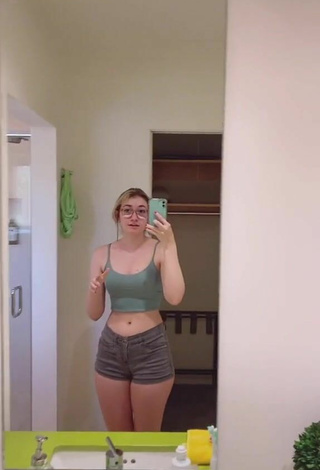 Sexy Sydney Shows Cleavage in Olive Crop Top