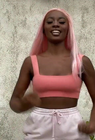 3. Luscious Mirella Qualha Shows Cleavage in Peach Crop Top