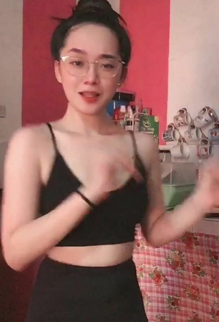 Sexy Yennie Perilla Shows Cleavage in Black Crop Top