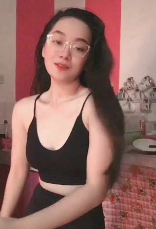 3. Sexy Yennie Perilla Shows Cleavage in Black Crop Top