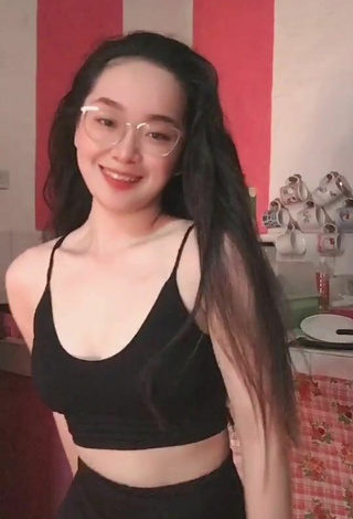 4. Sexy Yennie Perilla Shows Cleavage in Black Crop Top