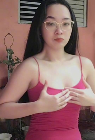 5. Titillating Yennie Perilla Shows Cleavage in Red Top