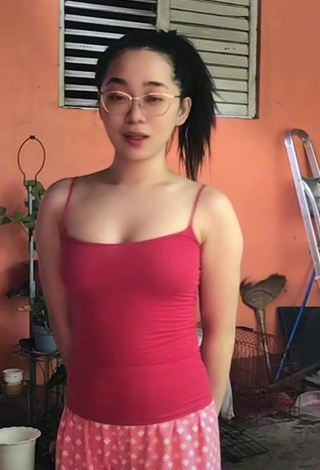 Luscious Yennie Perilla Shows Cleavage in Red Top