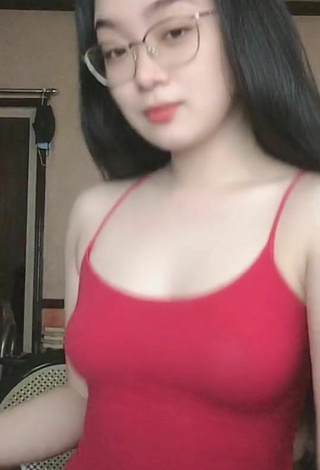 Sultry Yennie Perilla Shows Cleavage in Red Top