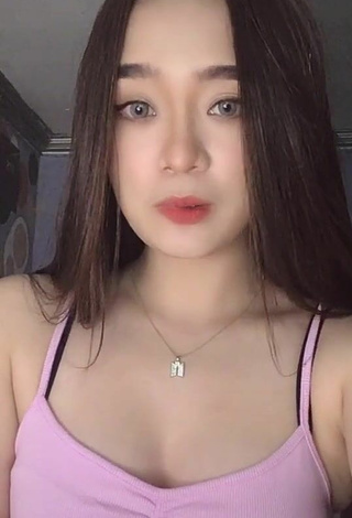 Sexy Yennie Perilla Shows Cleavage