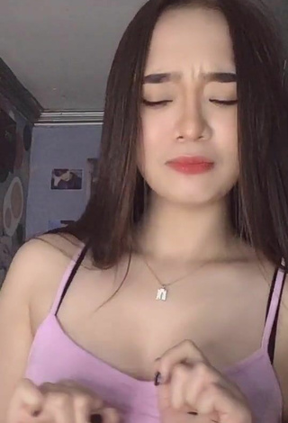 6. Sexy Yennie Perilla Shows Cleavage