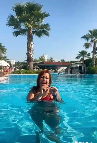 4. Sultry ingizem34 Shows Cleavage in Bikini Top at the Swimming Pool