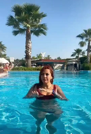 5. Sultry ingizem34 Shows Cleavage in Bikini Top at the Swimming Pool