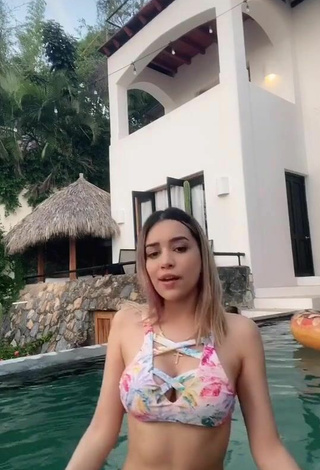 3. Hottie Brianda Deyanara Moreno Guerrero Shows Cleavage in Floral Bikini at the Pool