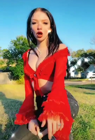 3. Sexy candyasmus Shows Cleavage in Red Crop Top