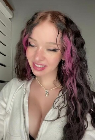 Sweetie candyasmus Shows Cleavage