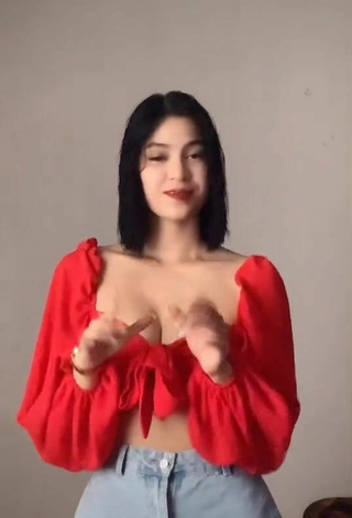 2. Titillating Criselda Alvarez Shows Cleavage in Red Crop Top