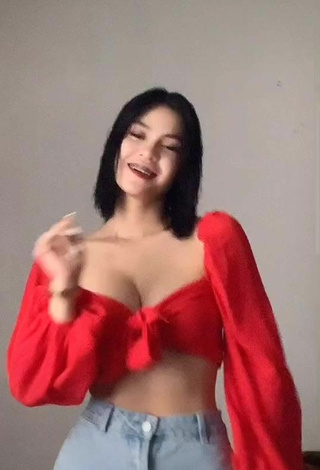 5. Titillating Criselda Alvarez Shows Cleavage in Red Crop Top