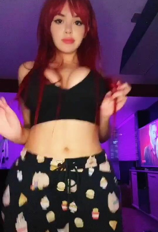 Danyan Cat Shows Cleavage in Sexy Black Crop Top