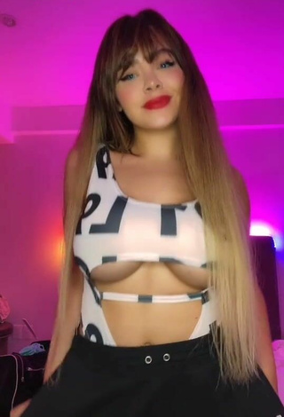 2. Danyan Cat Looks Alluring in Crop Top (Underboob)