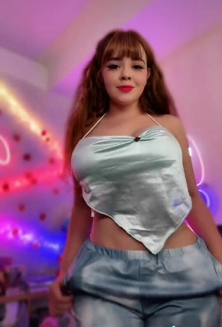 4. Danyan Cat Shows Cleavage in Erotic Crop Top and Bouncing Boobs