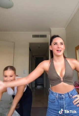 2. Titillating Caitlin Cummins Shows Cleavage in Olive Crop Top