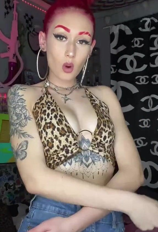 3. Amazing Candela Sartorius Shows Cleavage in Hot Leopard Crop Top