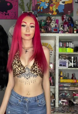 Erotic Candela Sartorius Shows Cleavage in Leopard Crop Top