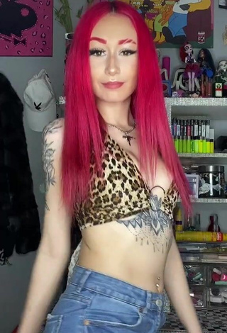 5. Erotic Candela Sartorius Shows Cleavage in Leopard Crop Top