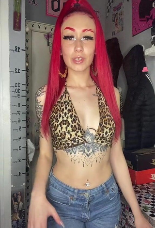 Hottie Candela Sartorius in Leopard Crop Top