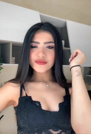 5. Sexy Cassandra Tejada Shows Cleavage in Black Crop Top