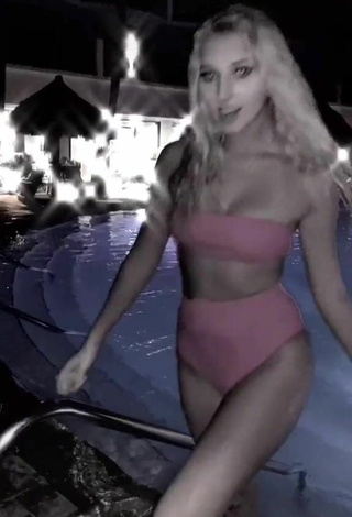 3. Titillating Heather Dale in Pink Bikini at the Swimming Pool