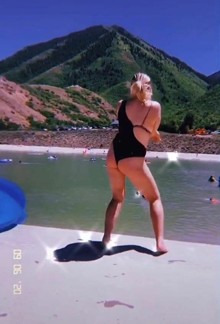 4. Sultry Cierra Michelle Memmott Shows Butt at the Beach