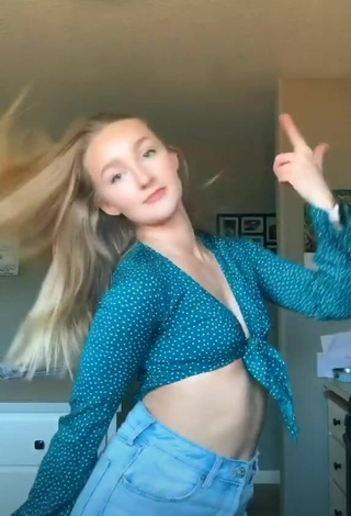 2. Sexy Bailey McManus Shows Cleavage in Turquoise Crop Top