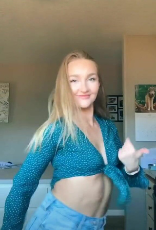 3. Sexy Bailey McManus Shows Cleavage in Turquoise Crop Top