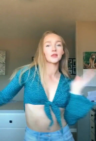 4. Sexy Bailey McManus Shows Cleavage in Turquoise Crop Top