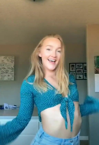 4. Amazing Bailey McManus Shows Cleavage in Hot Turquoise Crop Top