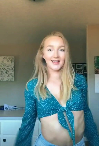 5. Amazing Bailey McManus Shows Cleavage in Hot Turquoise Crop Top