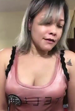 3. Luscious Daylana Espíndola Shows Cleavage