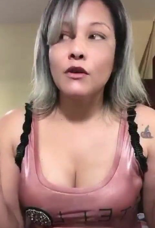 Luscious Daylana Espíndola Shows Cleavage