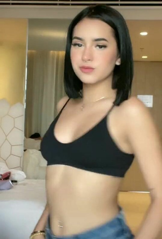 2. Sexy Dominik Elizabeth Reséndez Robledo Shows Cleavage in Black Crop Top