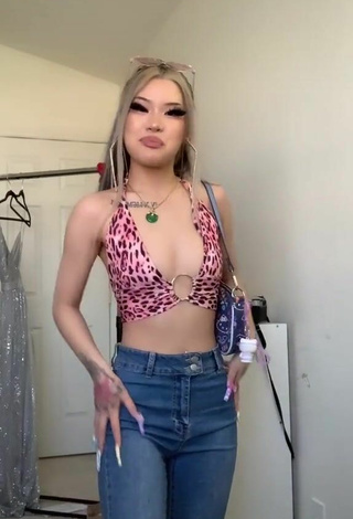 3. Titillating irenedoll Shows Cleavage in Crop Top (Side Boob)