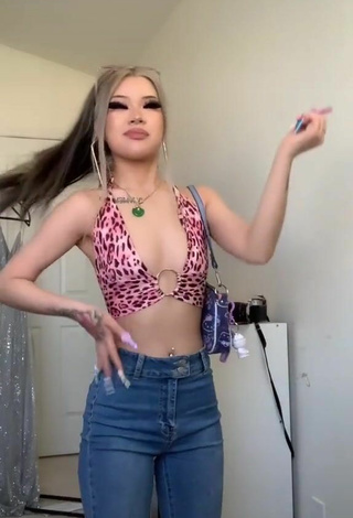 4. Titillating irenedoll Shows Cleavage in Crop Top (Side Boob)